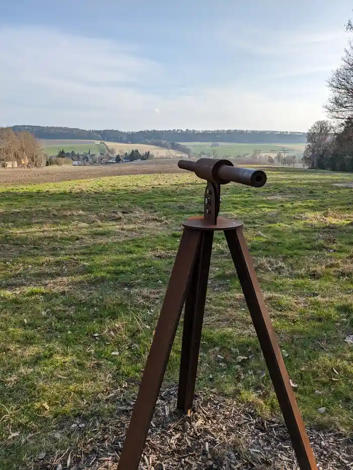 "Wie weit ist es bis zur anderen Talseite und wie lange braucht man für die Strecke? Das Fernrohr hilft beim Schätzen und lädt spielerisch ein, sich mit Zeit und Weg auseinanderzusetzen. Gleichzeitig bekommt man ein Gefühl dafür, welche Distanz Goethe in welcher Zeit zurückgelegt hat." (von https://www.goethe-erlebnisweg.de)