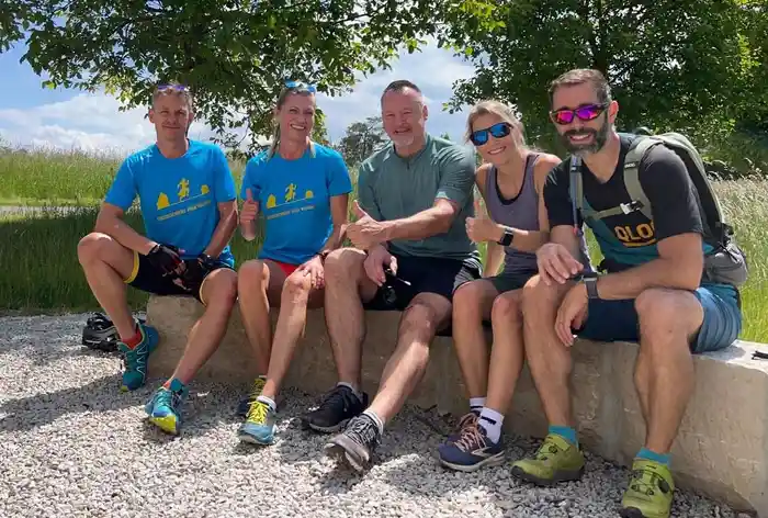 Gruppenbild auf einer Steinbank