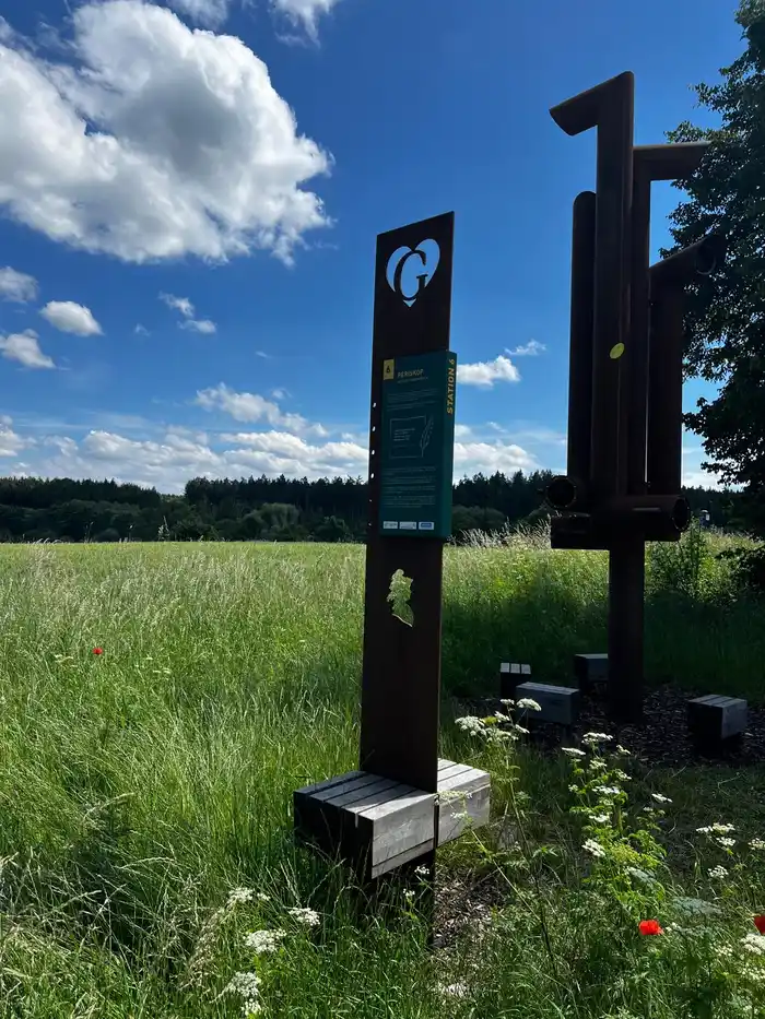 Goethewanderweg Station Periskop - Aufsteller mit Wolken bei schönem Sonnenwetter